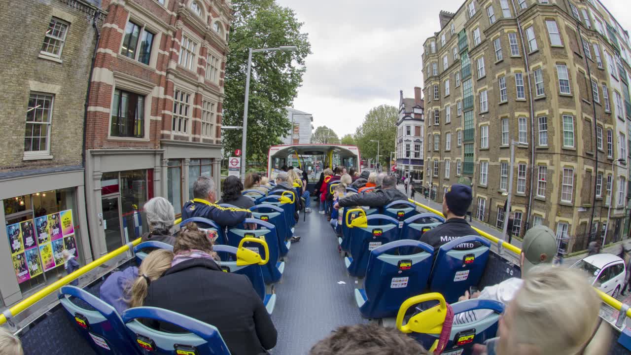 런던의 2층 오픈 에어 버스의 상부 데크에서 저속 촬영