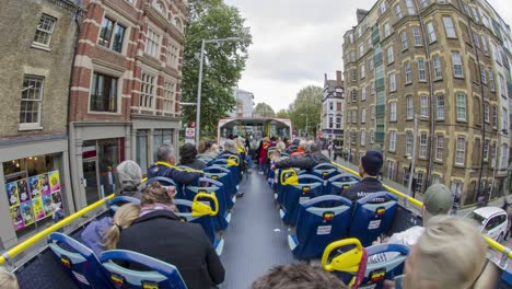 Disparo-De-Lapso-De-Tiempo-Desde-El-Piso-Superior-De-Un-Autobús-Al-Aire-Libre-De-Dos-Pisos-En-Londres