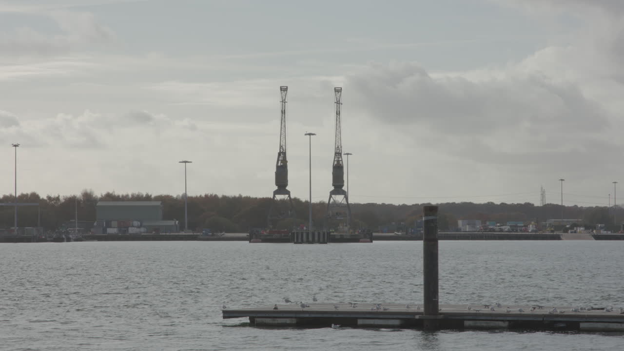 grúas en puerto en sol vespertino - sin clasificar