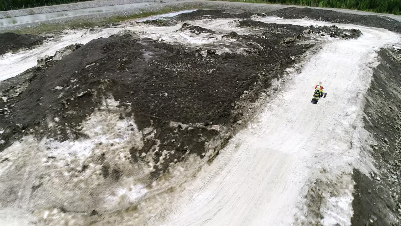 Vista de uma corrida de motos de neve no Canadá