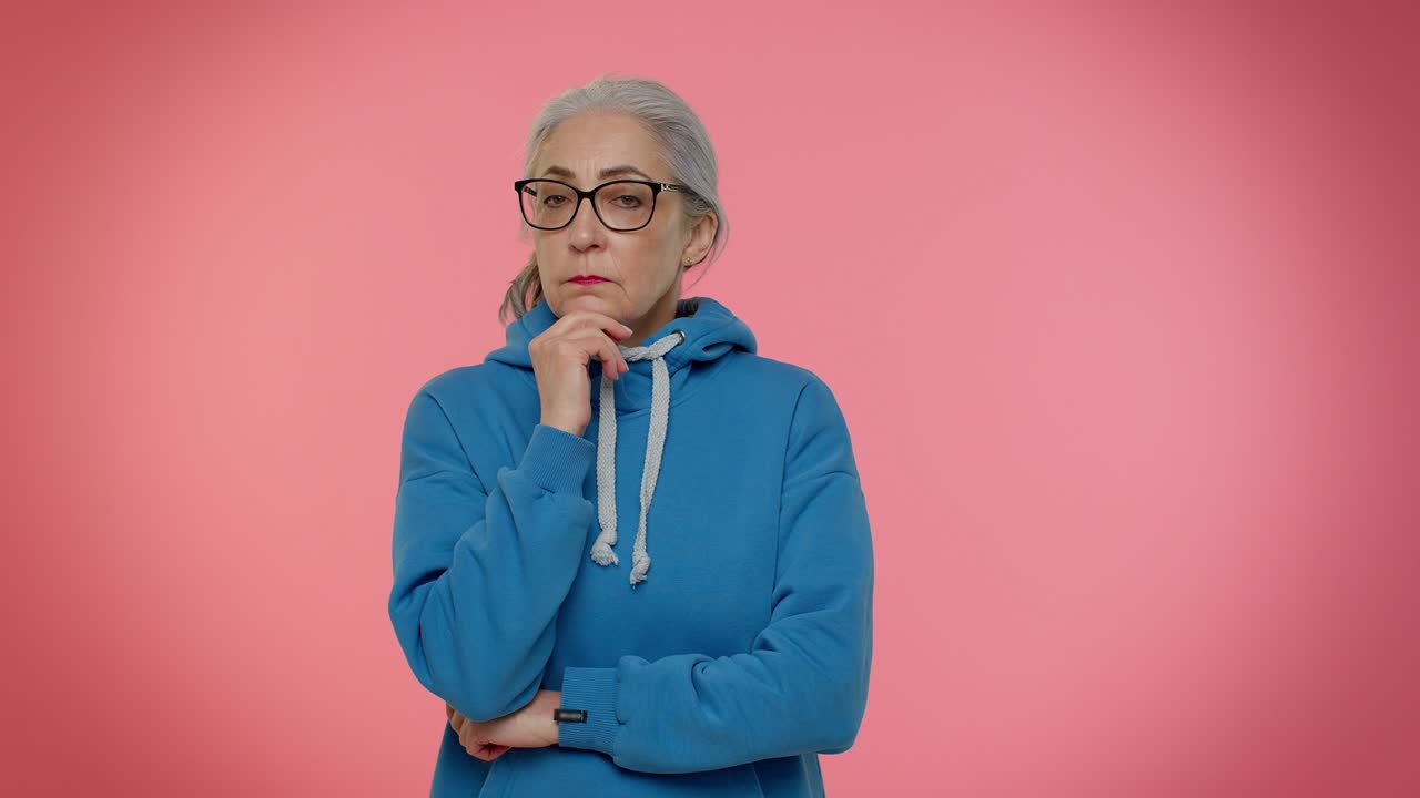 inspirada madura vieja abuela mujer señalando con el dedo hacia arriba mostrando gesto eureka, buena idea, plan creativo