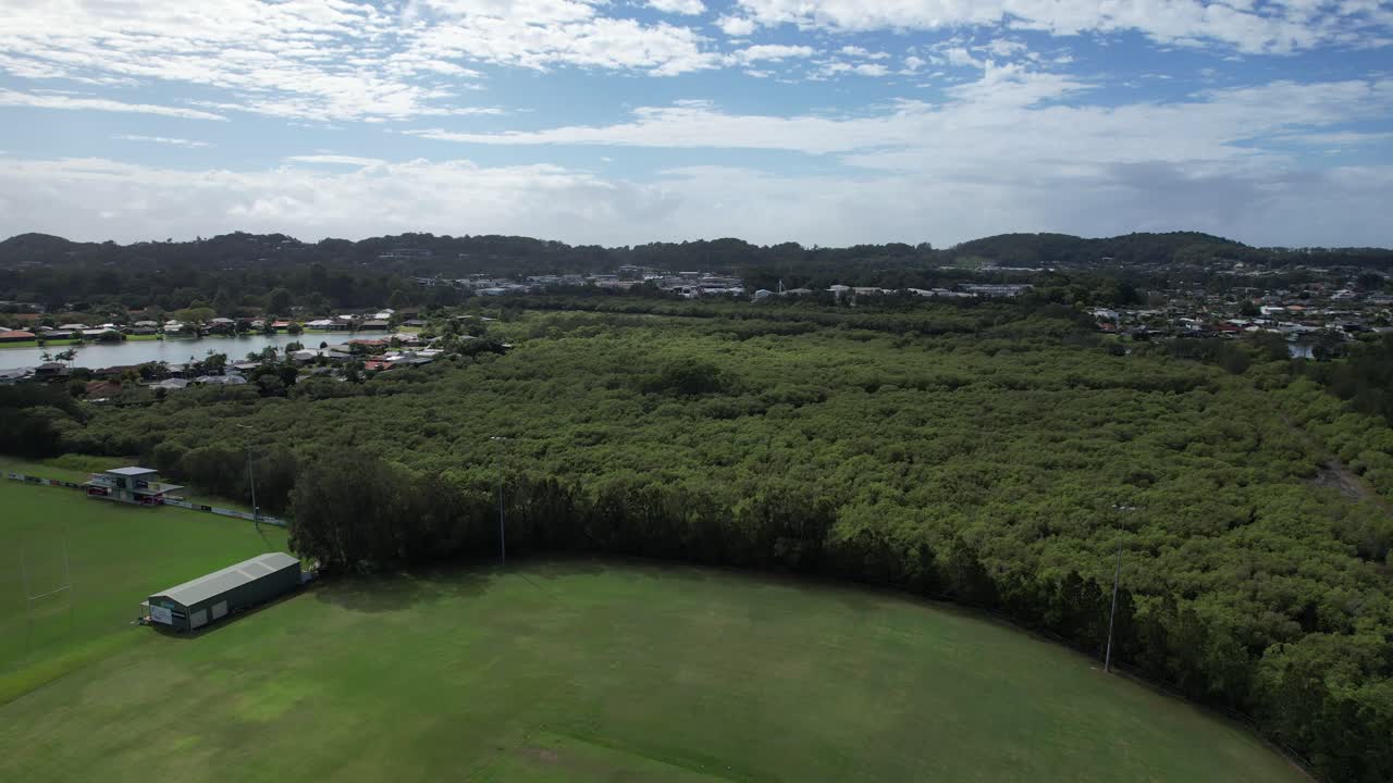 오스트레일리아 즐랜드 주 골드코스트 에 있는 엘라노라 주변 의 울창 한 식물 들 - 무인기 에서 찍은 사진