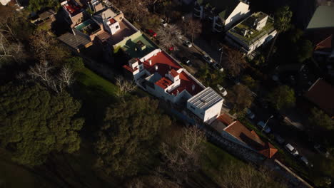 El-Drone-Vuela-Sobre-Los-Tejados-De-La-Casa,-Zona-Residencial,-Calma-Y-Tranquilidad,-Primavera,-Barrio-Soleado