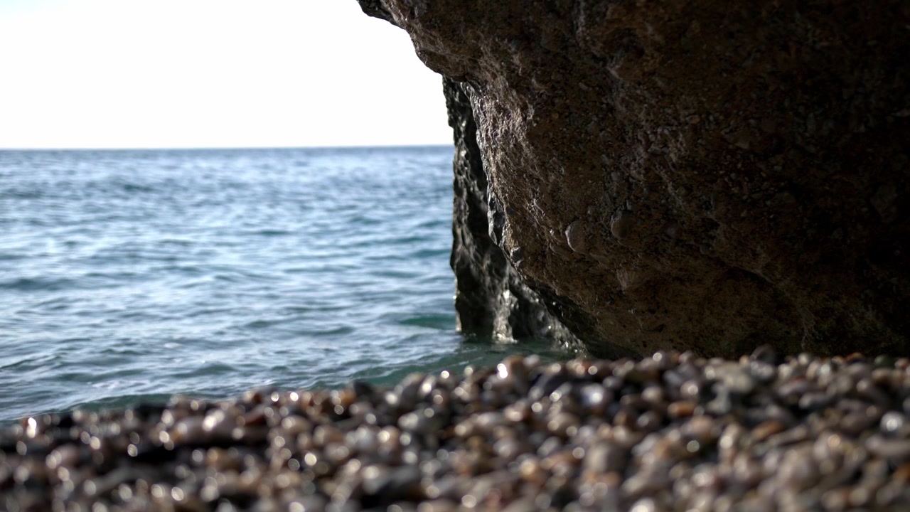 Bølger, der rammer en klippestrand i Varigotti, Italien.
