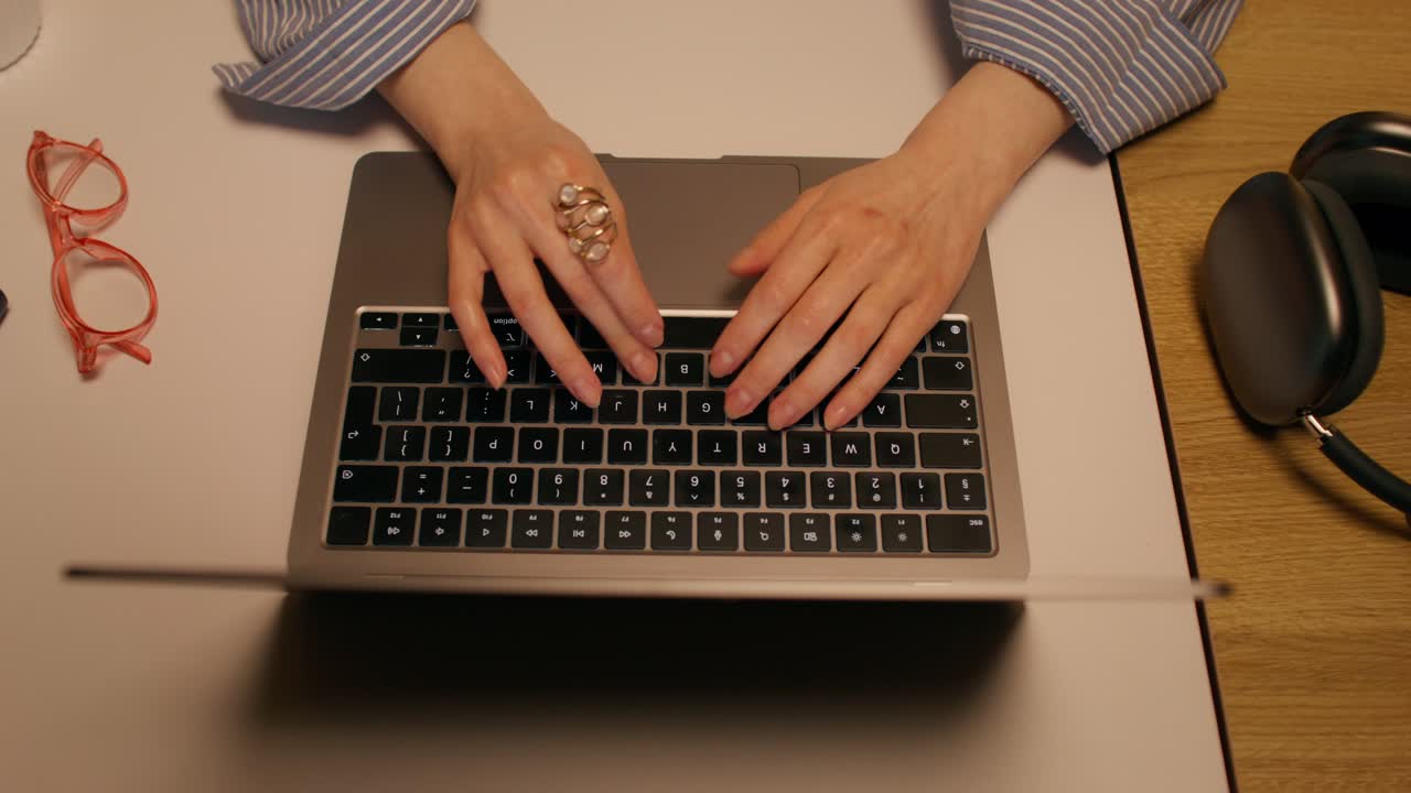 mujer escribiendo en una computadora portátil