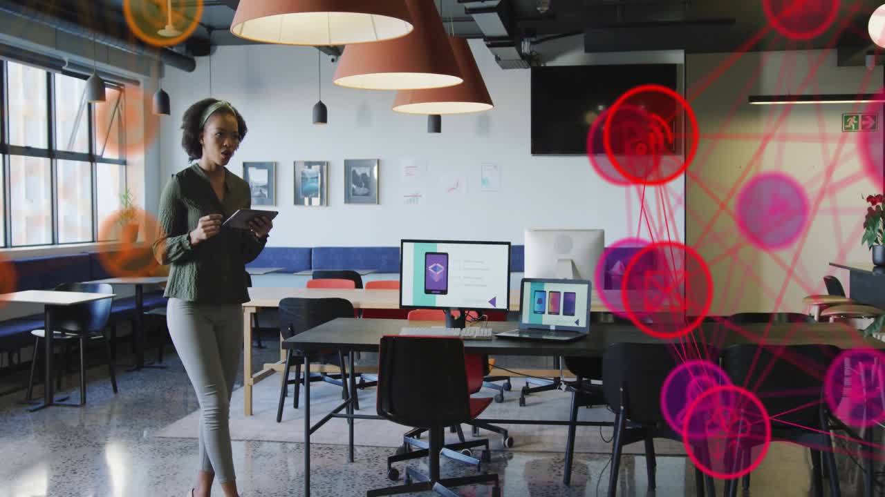 Mujer usando una tablet mientras camina por una oficina tecnológica, generando una superposición de red pulsante para monitoreo.