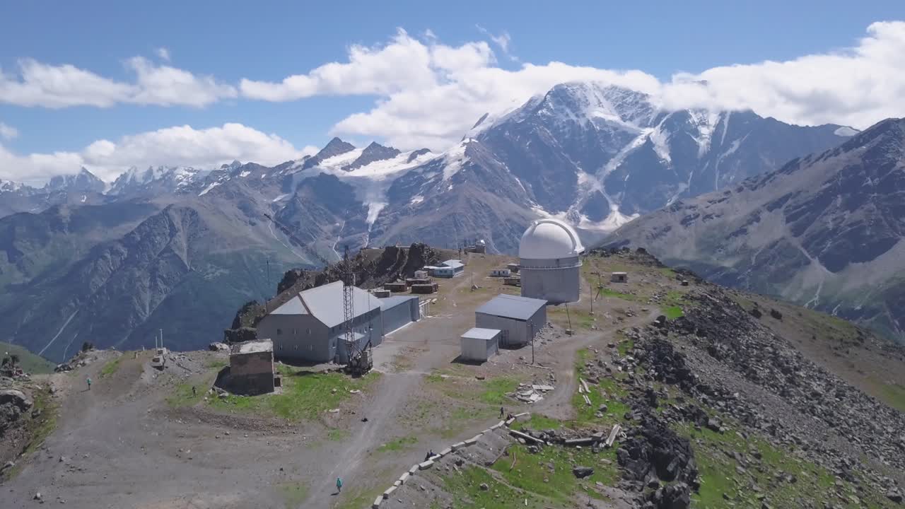 горная обсерватория с заснеженными вершинами