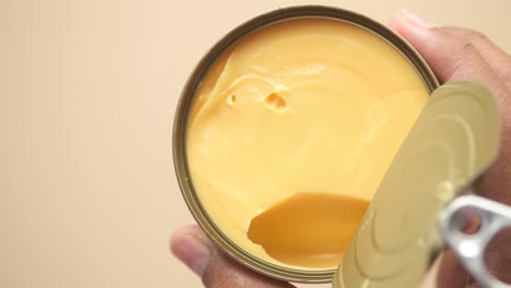 lata abierta de queso cremoso