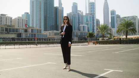 elegante mujer de negocios al aire libre