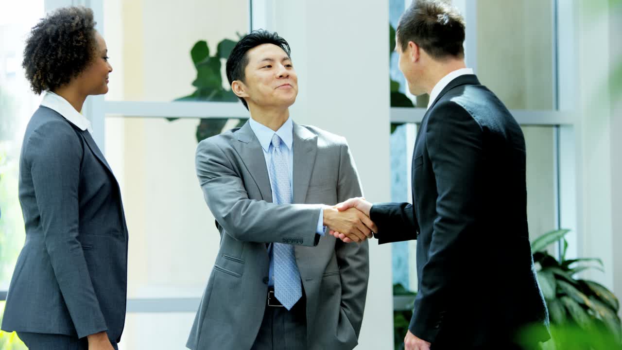 マルチエスニックの若いビジネスマンたち 金融会議