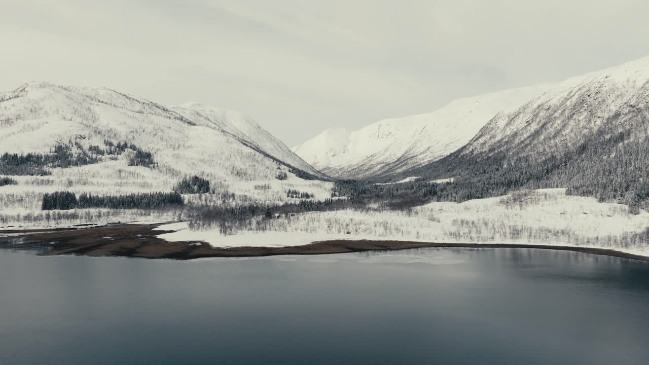Imponentes montanhas nevadas perto da vila de Svolvaer no município de Vagan, Condado de Nordland, Noruega. Imagem aérea.
