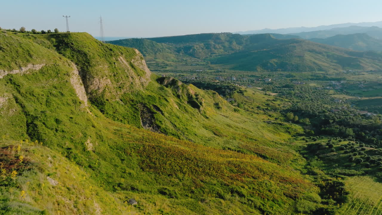 Colline verdi in Calabria, vista aerea in primavera