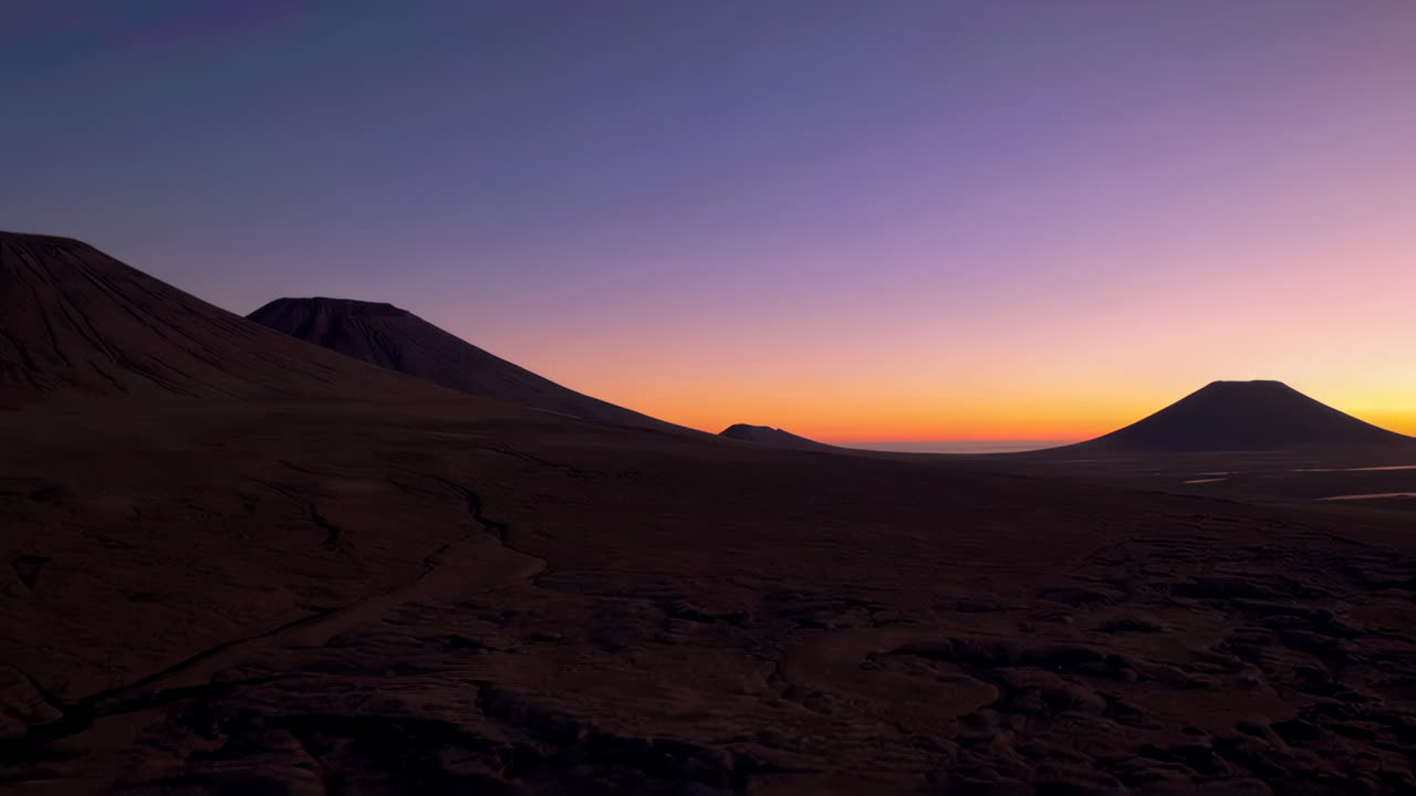 paisaje volcánico al amanecer o al atardecer