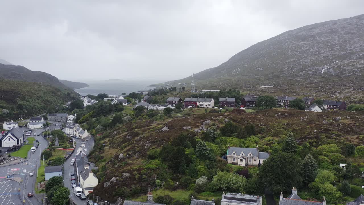 Droneopptak av havet bak Tarbert sentrum på Isle of Harris