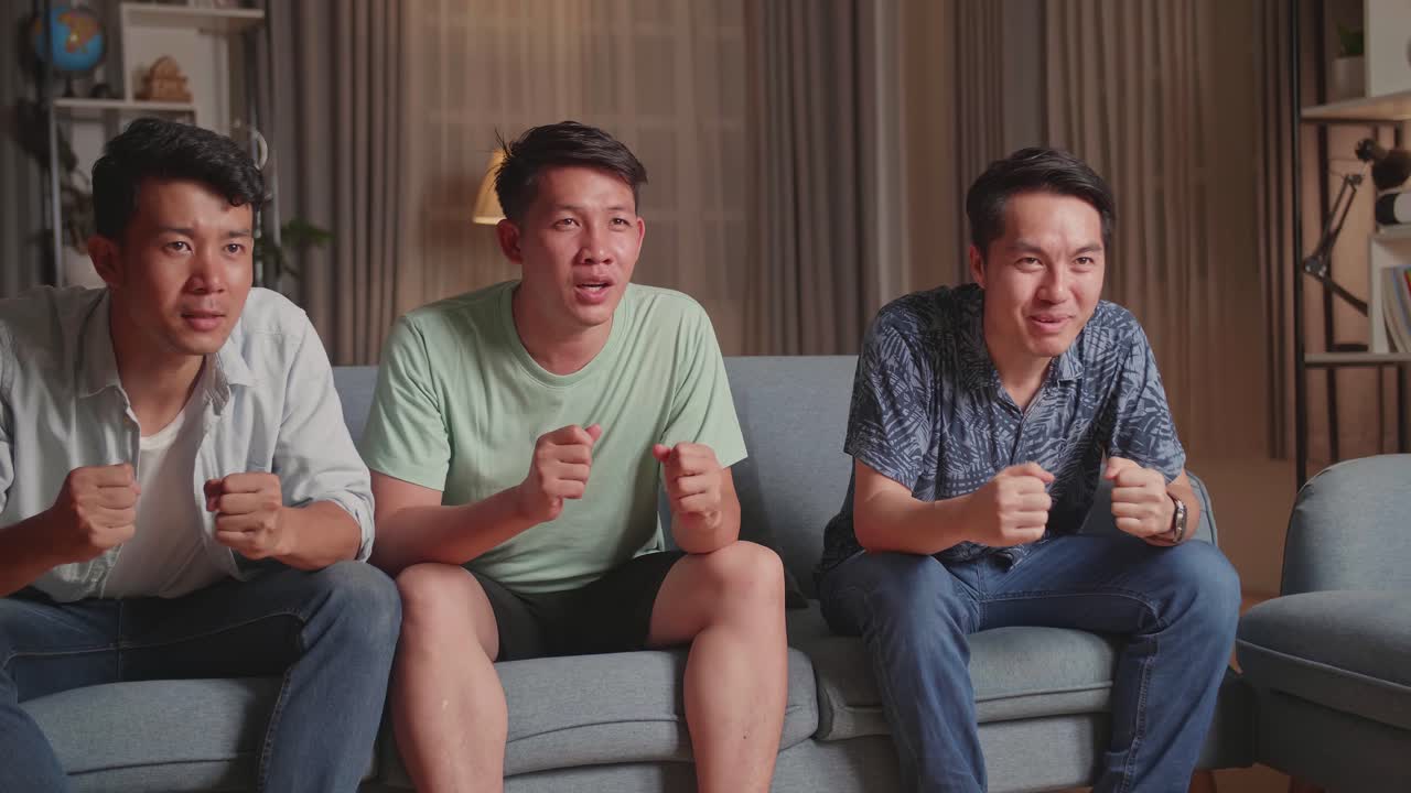 친구들이 경기를 보고 있습니다.