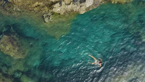 Frau-Schwimmt-In-Den-Natürlichen-Pools-In-Porto-Moniz