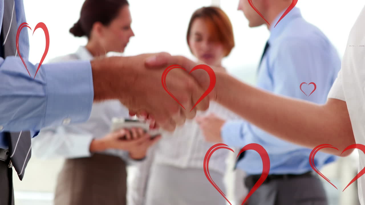 사업가 그룹 위에 떨어지는 심장 아이콘의 애니메이션