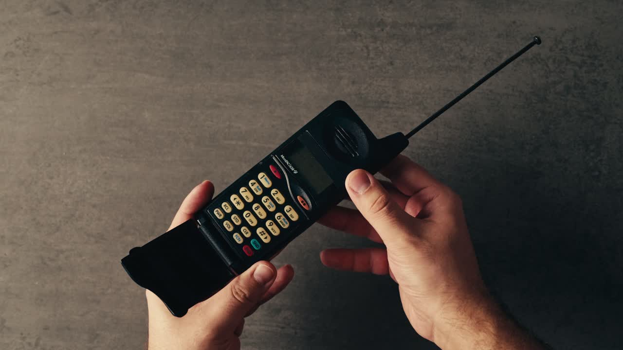 손에 든 빈티지 플립 드폰