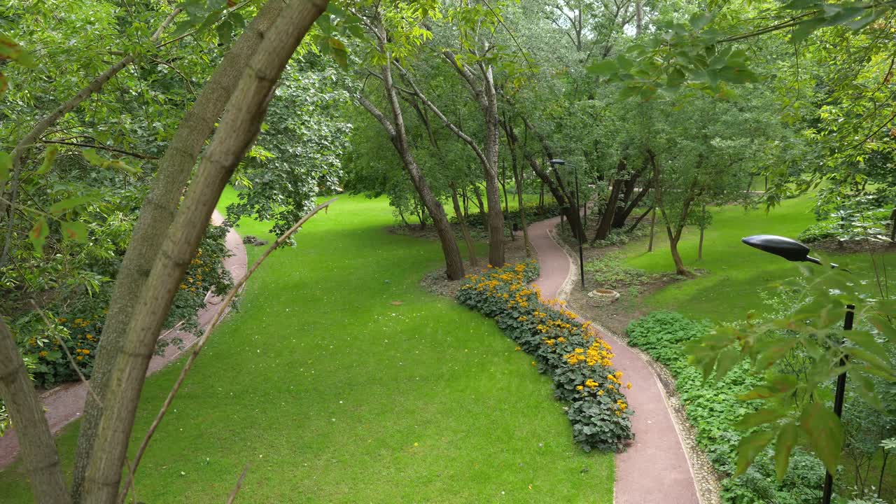 Taman Indah dengan Jalan Berliku