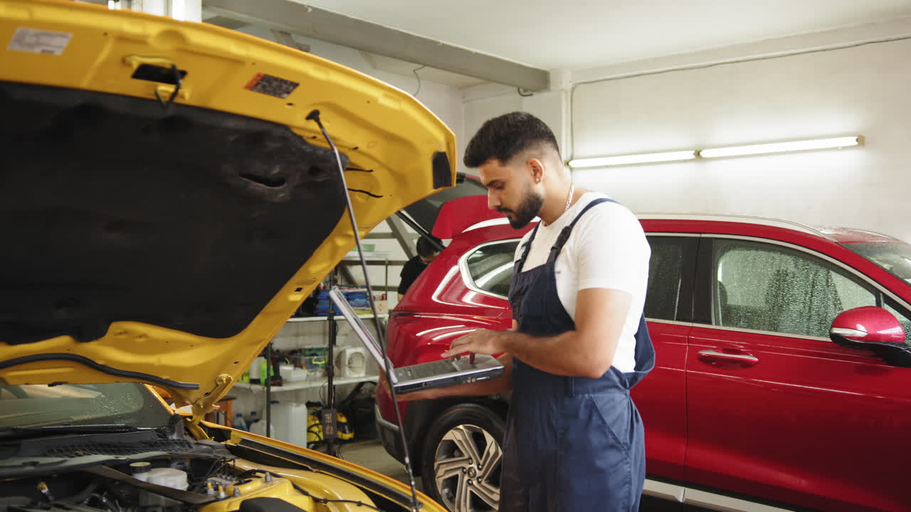 mecánico de automóviles trabajando en un coche en un garaje