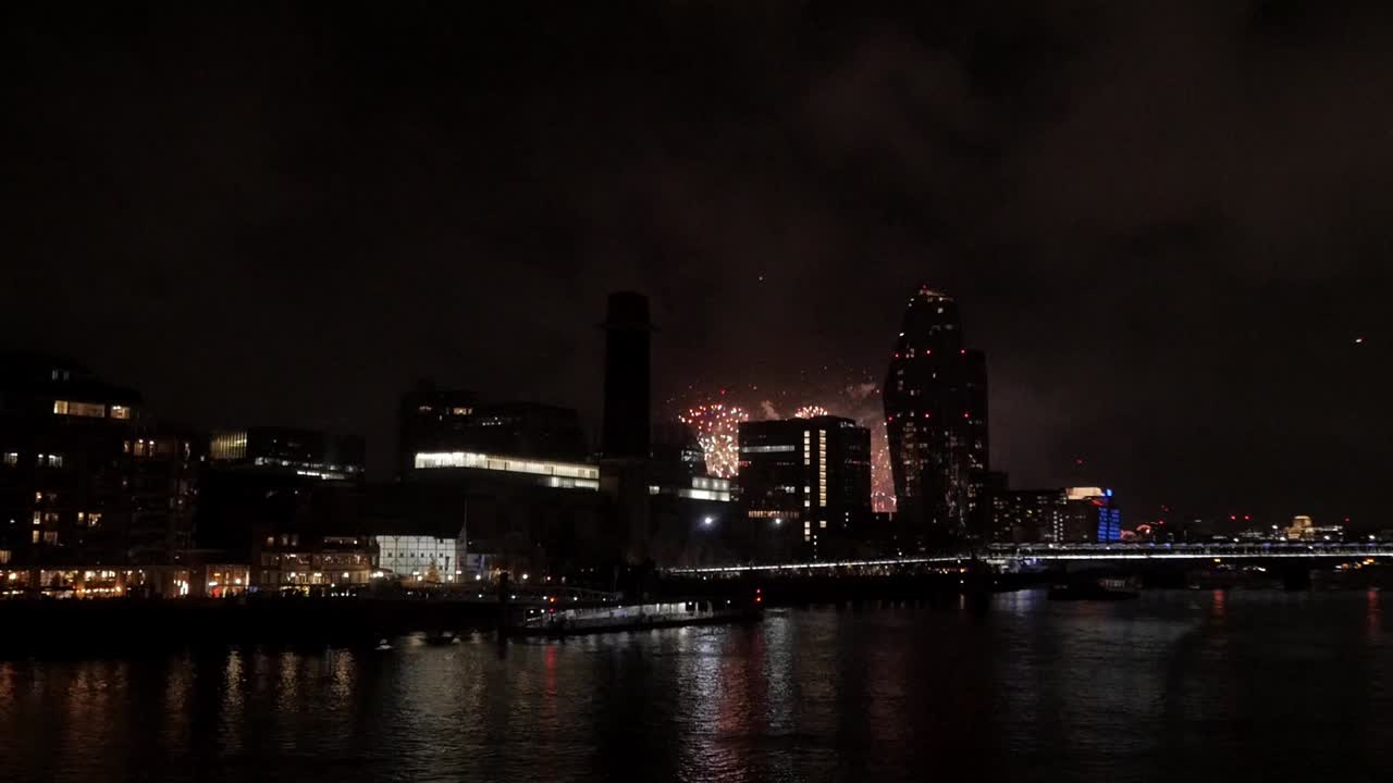 The London cityscape lights up with dazzling New Year’s Eve fireworks over the River Thames, celebrating the arrival of the new year against the iconic skyline