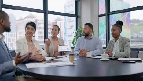 discusión, trabajo en equipo o personas de negocios en reuniones