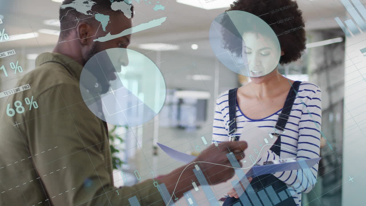 データ処理のアニメーション - 職場で話すさまざまな同僚の上で図を描く