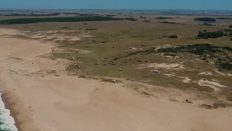 Verstreute-Siedlung-Der-Häuser-Entlang-Des-Küstenstrandes-Von-Rocha,-Uruguay