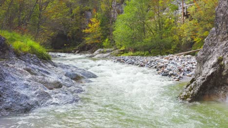 Arroyo-Con-Cantos-Rodados-De-Piedra