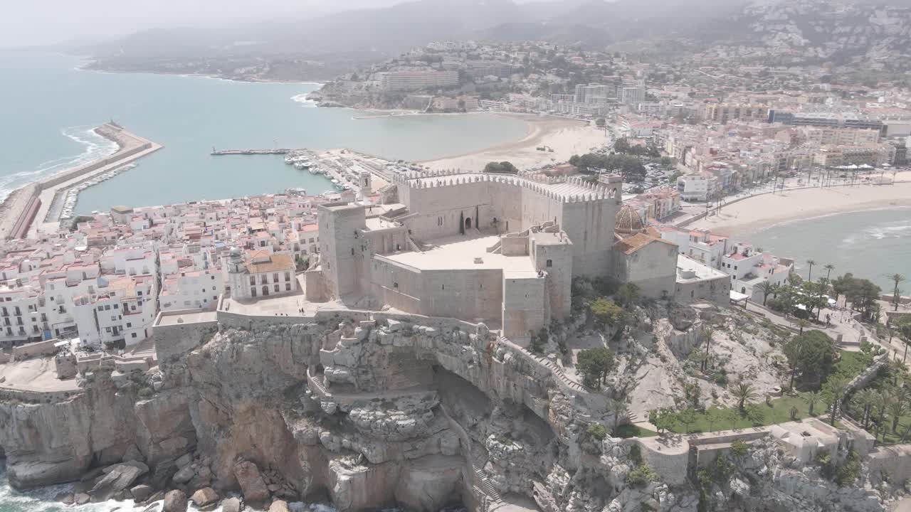 toma de drone del castillo de peñíscola, españa en formato 4k: mov | 4k | 25fps | d-cinelike | sin calificar
