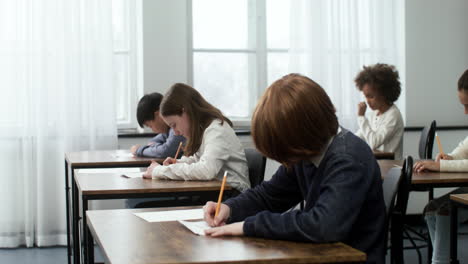 Estudiantes-En-La-Escuela