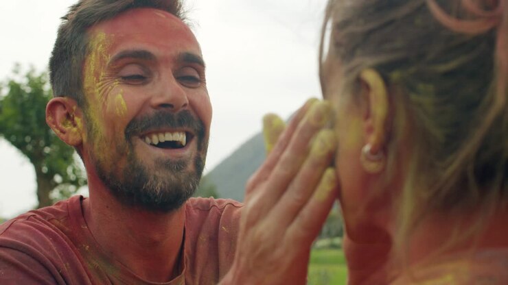 Turisti che celebrano il tradizionale festival indiano dei colori indù di Holi