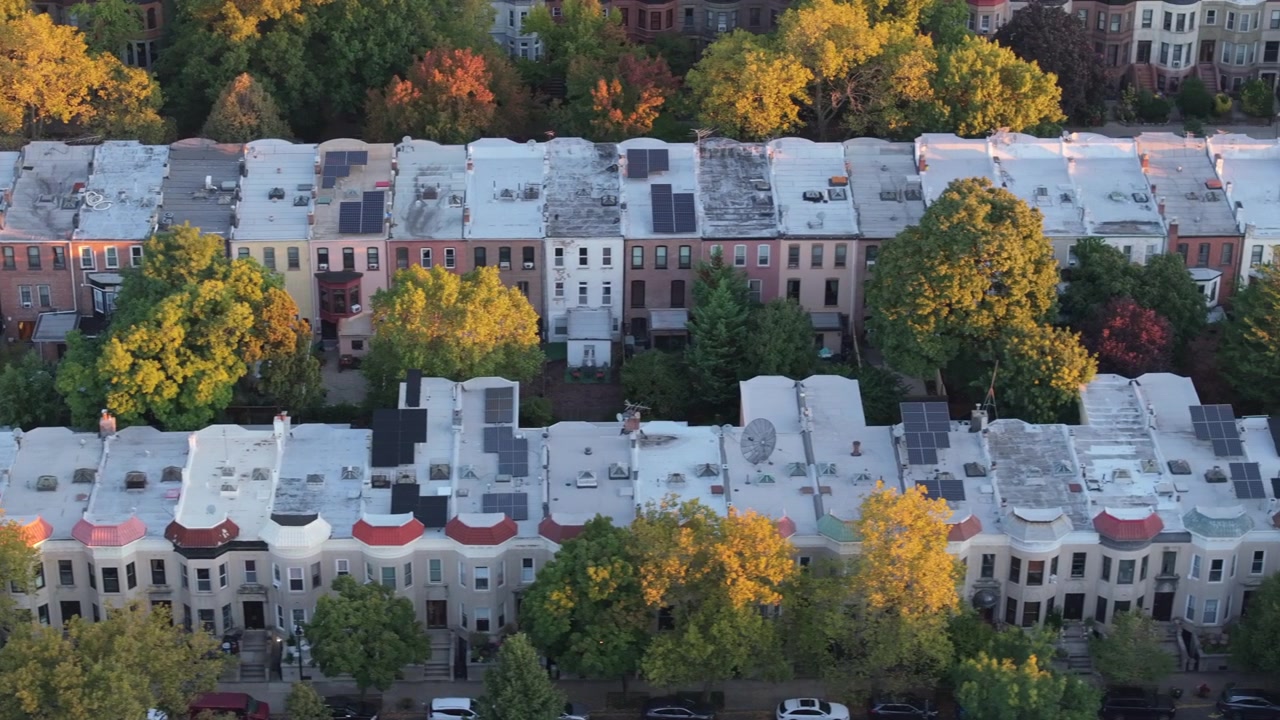 Brooklynin, New Yorkin auringonnousu drone-näkökulmasta.