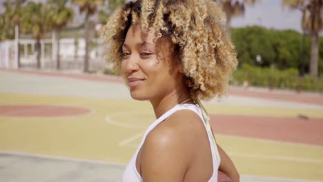 Una-Joven-Atleta-Femenina-Caminando-Con-Baloncesto