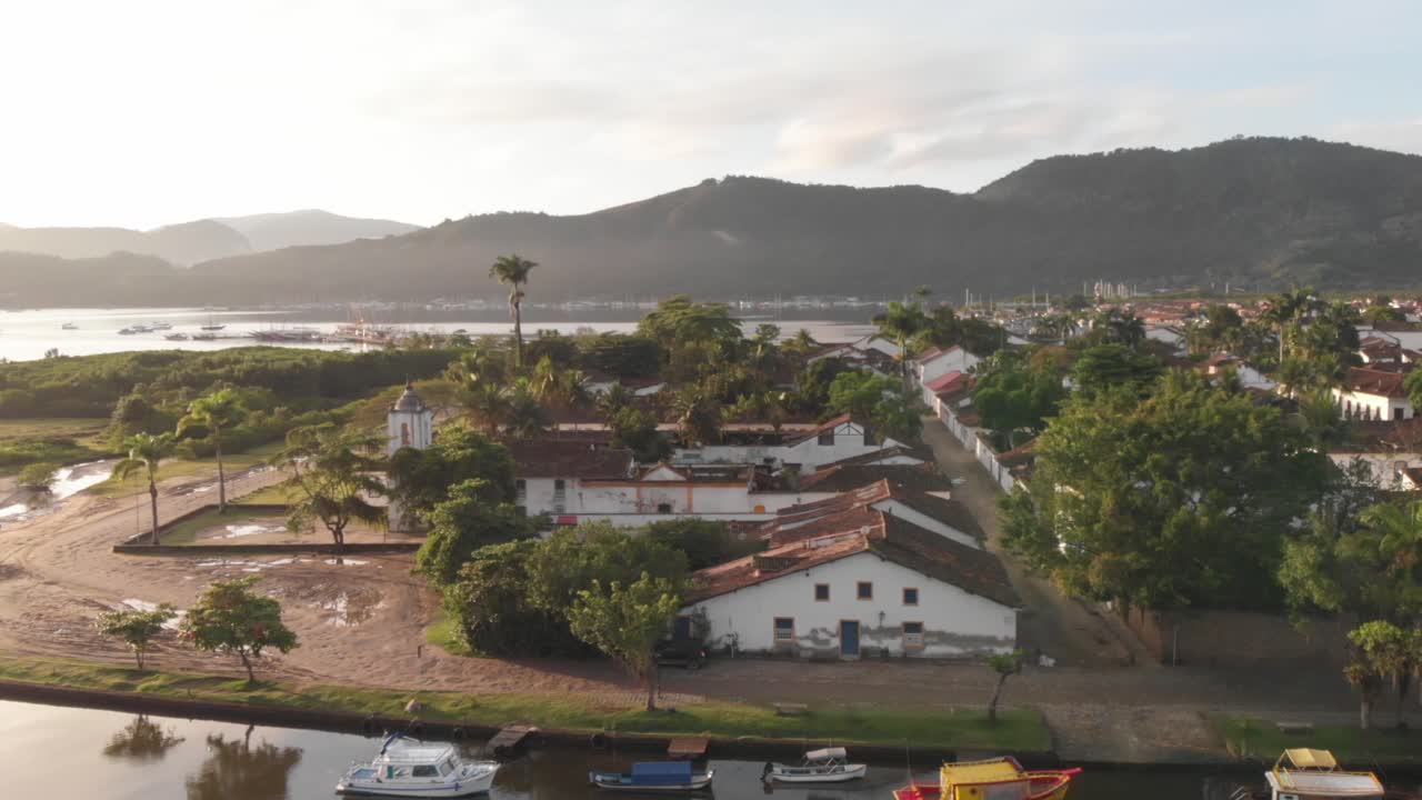 vista aérea sobre casas coloridas en la ciudad con las montañas