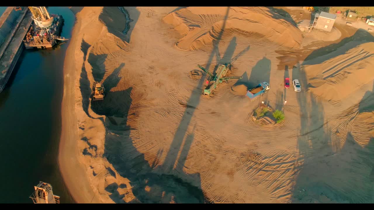 강 항구에서 모래 추출 및 운송