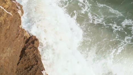 Impresionante-Vídeo-De-Las-Olas-Del-Océano-Rompiendo-Contra-Las-Rocas.