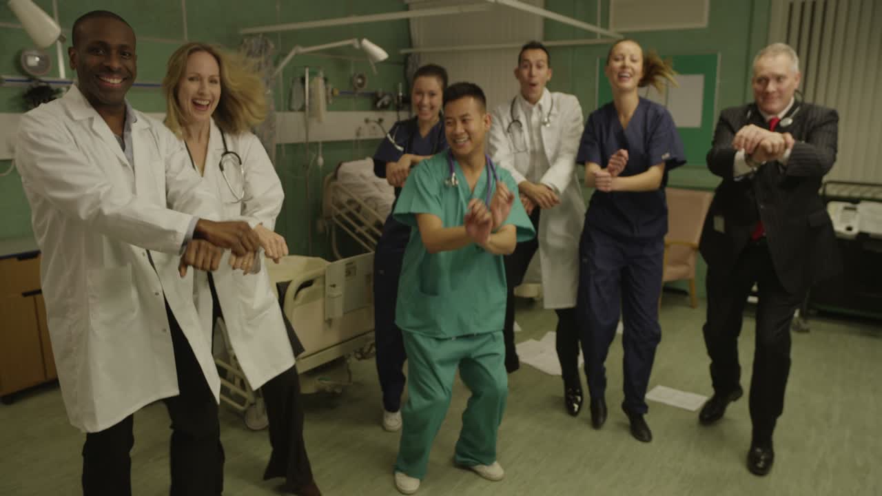 dança de celebração do médico e da enfermeira do hospital