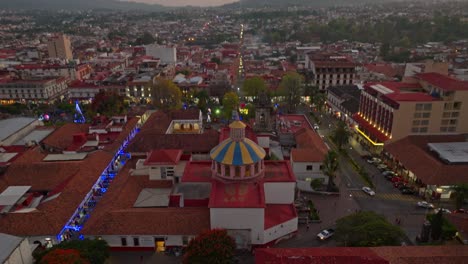 Drohnenaufnahme:-Enthüllung-Des-San-Francisco-Tempels-In-Uruapan,-Aufgenommen-Bei-Sonnenuntergang