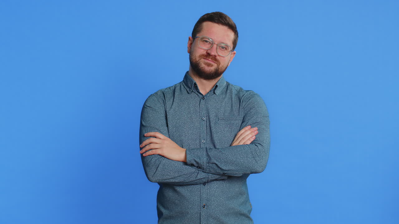 화가 난 남자 남자 엄지 손가락을 아래로 보여주는 제스처 불쾌한 불쾌한 부정적인 피드백