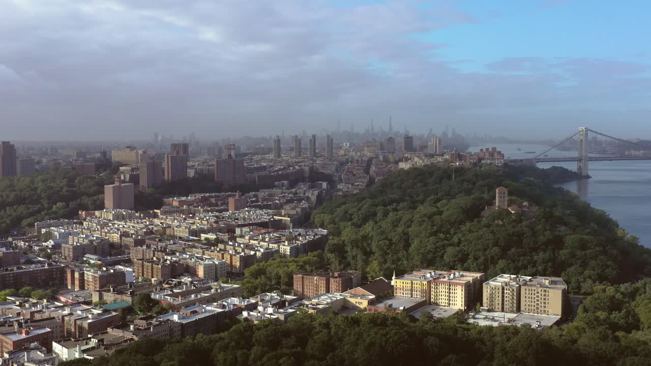 épico camión aéreo ancho a través de la parte superior de manhattan nyc con una vista de inwood, washington heights y midtown con una tormenta sobre él