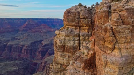 Massive-Geschichtete-Bänder-Aus-Roten-Felsen-Des-Grand-Canyon-Nationalparks-Im-Nordwesten-Von-Arizona,-USA