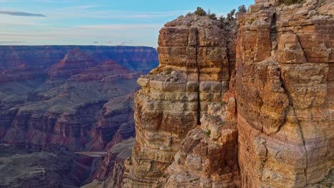 Enormes-Bandas-En-Capas-De-Rocas-Rojas-Del-Parque-Nacional-Del-Gran-Cañón-En-El-Noroeste-De-Arizona,-Estados-Unidos