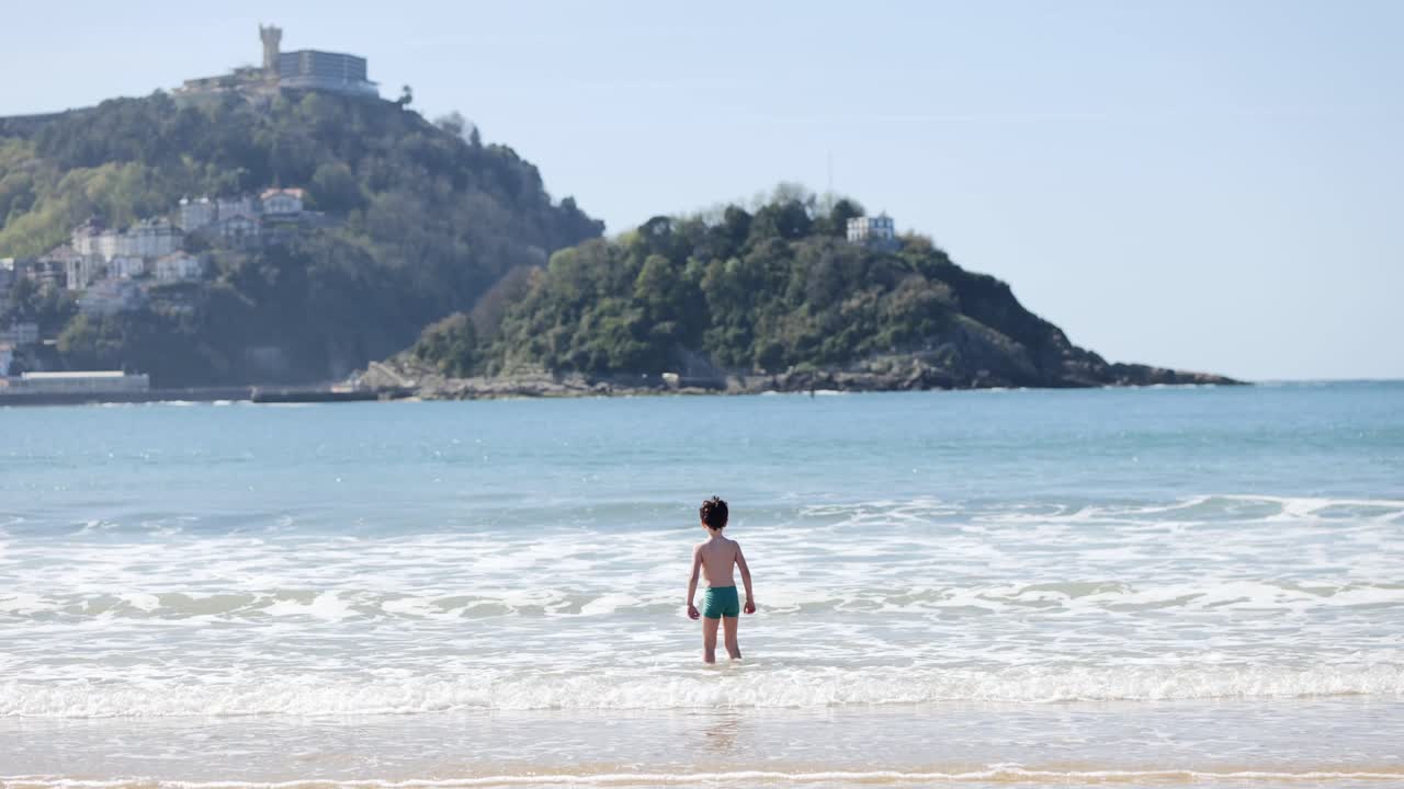 niños felices en la costa húmeda