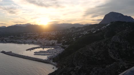 vista del puerto de javea y el montgo al atardecer desde cabo san antonio