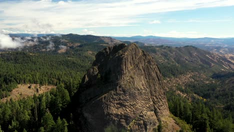 Vista-Aérea-De-Pilot-Rock-En-El-Sur-De-Oregon