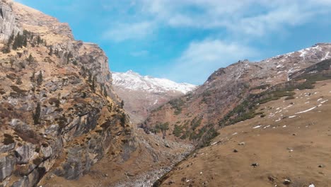 Footage-of-Lahaul,-Spiti-Valley-showing-Winer-colours-of-the-frozen-mountains-of-the-Himalayas