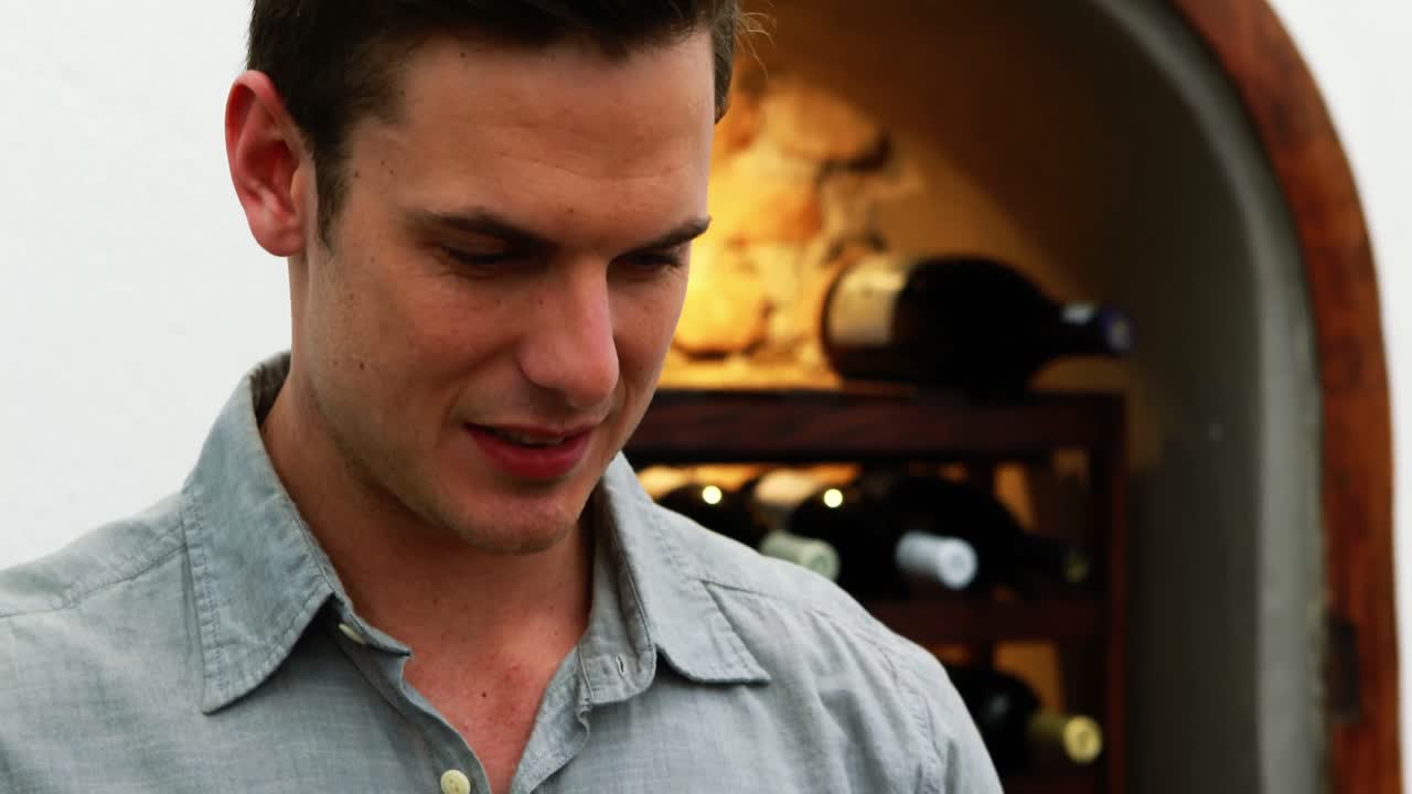 hombre usando tableta digital en el restaurante 4k