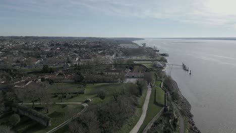 Ciudadela-De-Blaye-Vista,-Burdeos,-Francia---Paso-Elevado-Aéreo