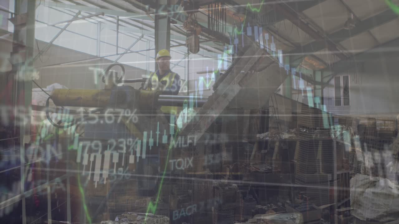 animación del procesamiento de datos financieros y estadísticas sobre el hombre que trabaja en la fábrica